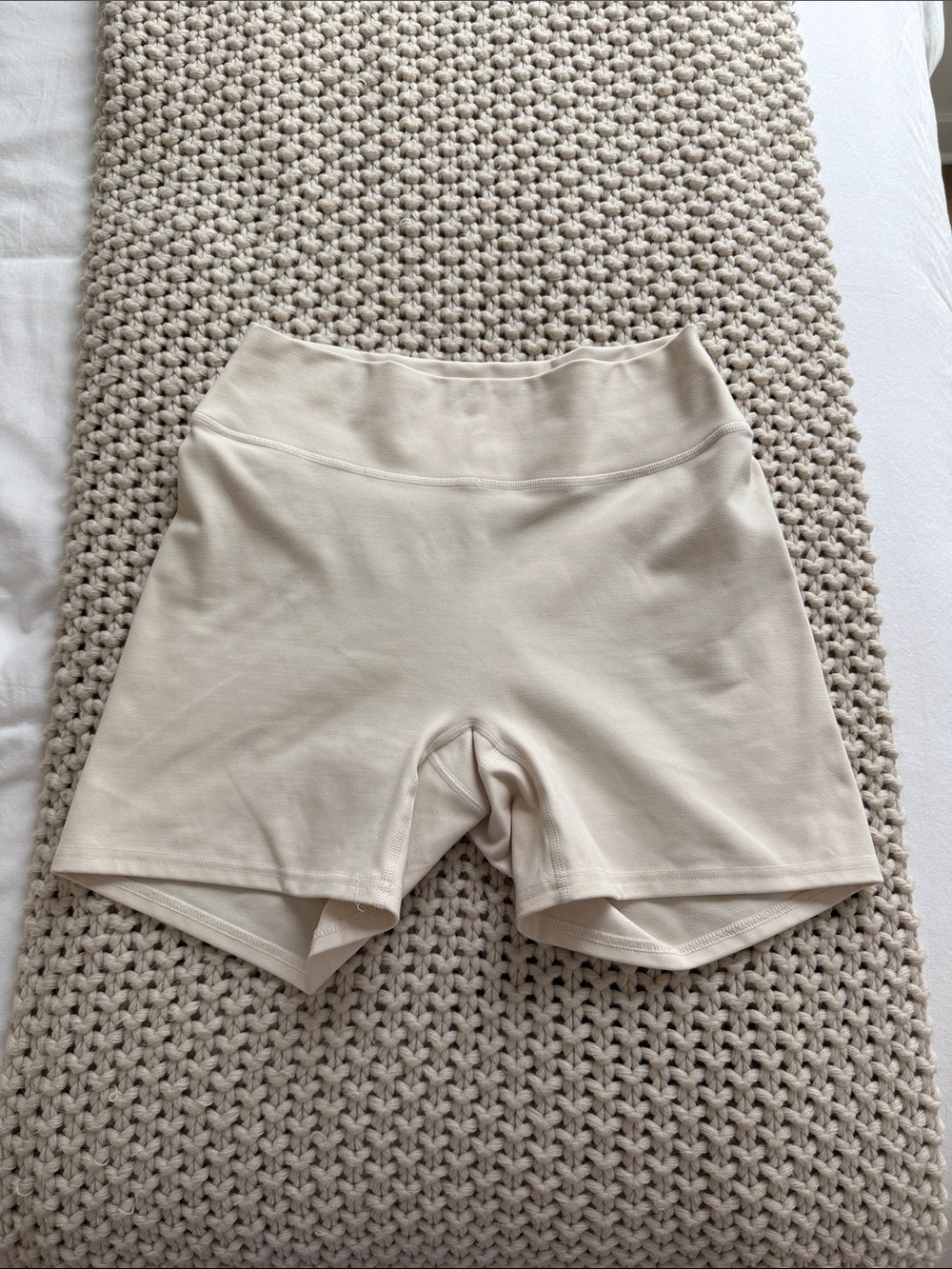437 The Essential Short in Creme